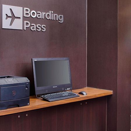 Courtyard By Marriott Roanoke Airport Hotel Bagian luar foto