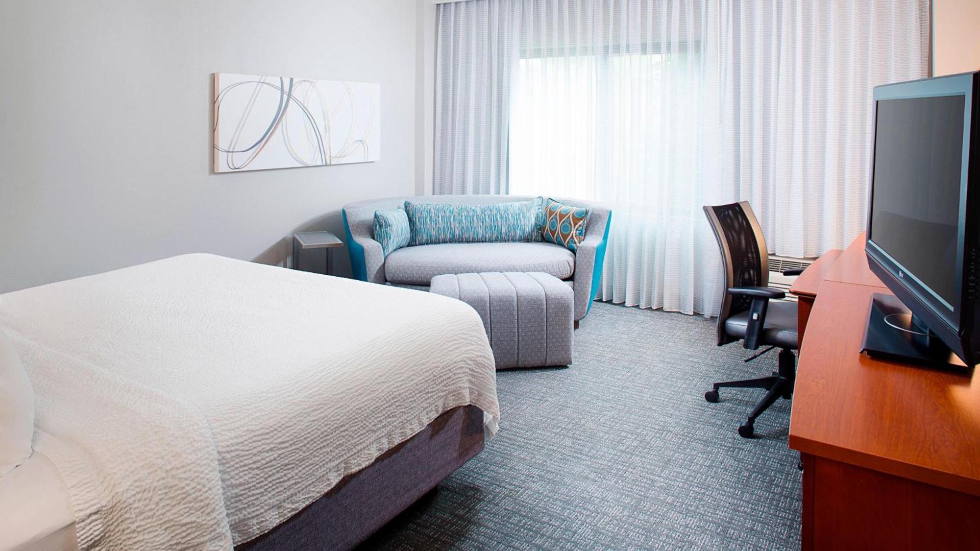 Courtyard By Marriott Roanoke Airport Hotel Bagian luar foto
