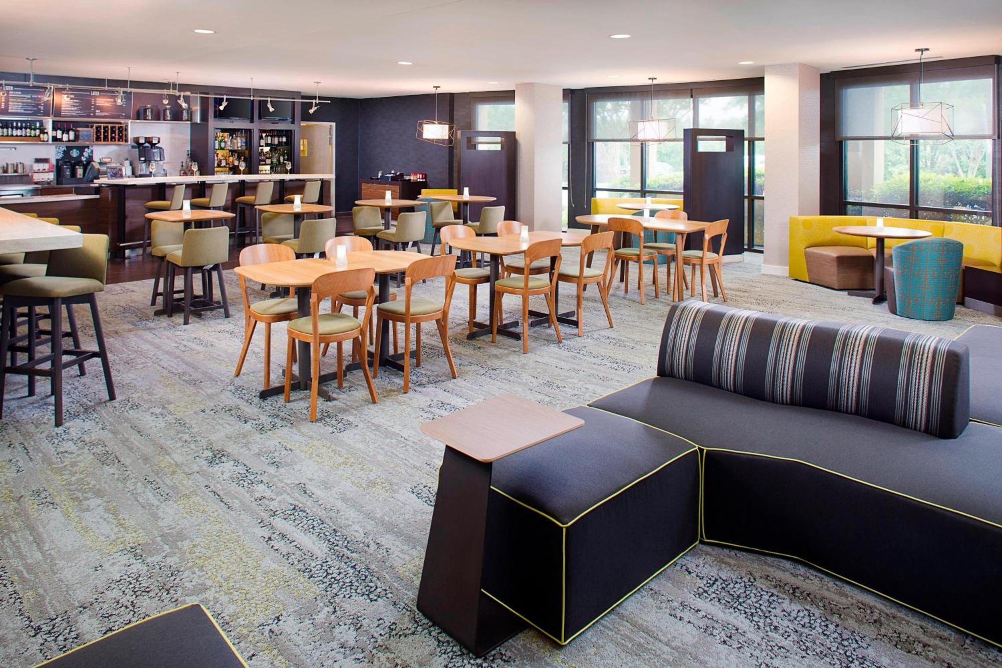 Courtyard By Marriott Roanoke Airport Hotel Bagian luar foto