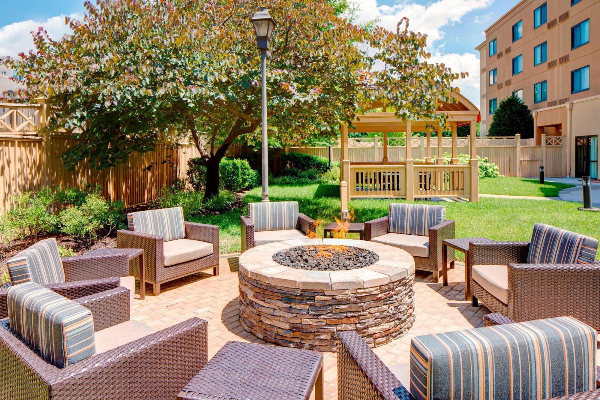 Courtyard By Marriott Roanoke Airport Hotel Bagian luar foto