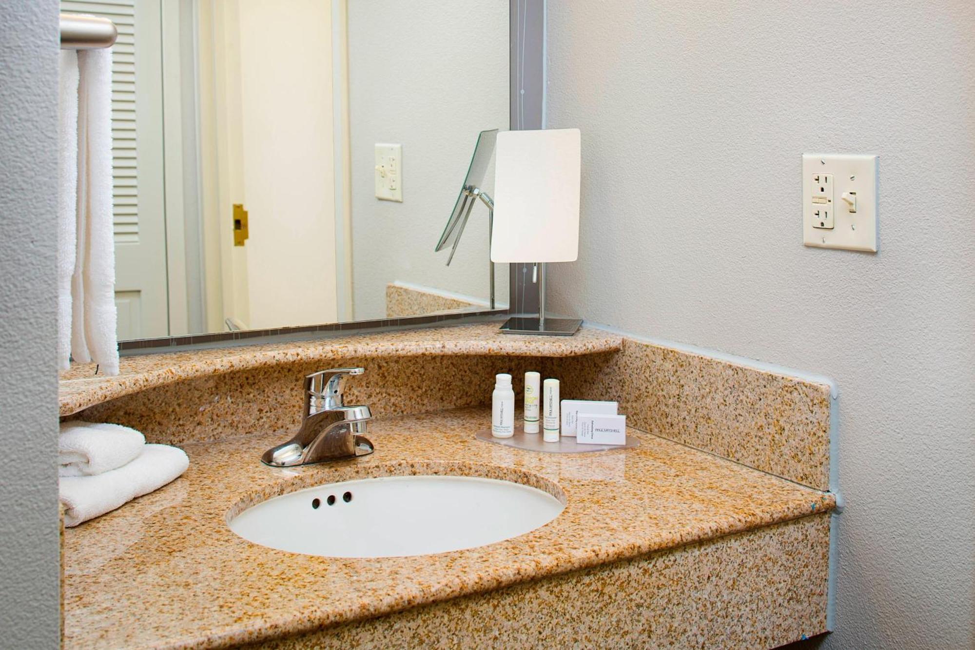 Courtyard By Marriott Roanoke Airport Hotel Bagian luar foto