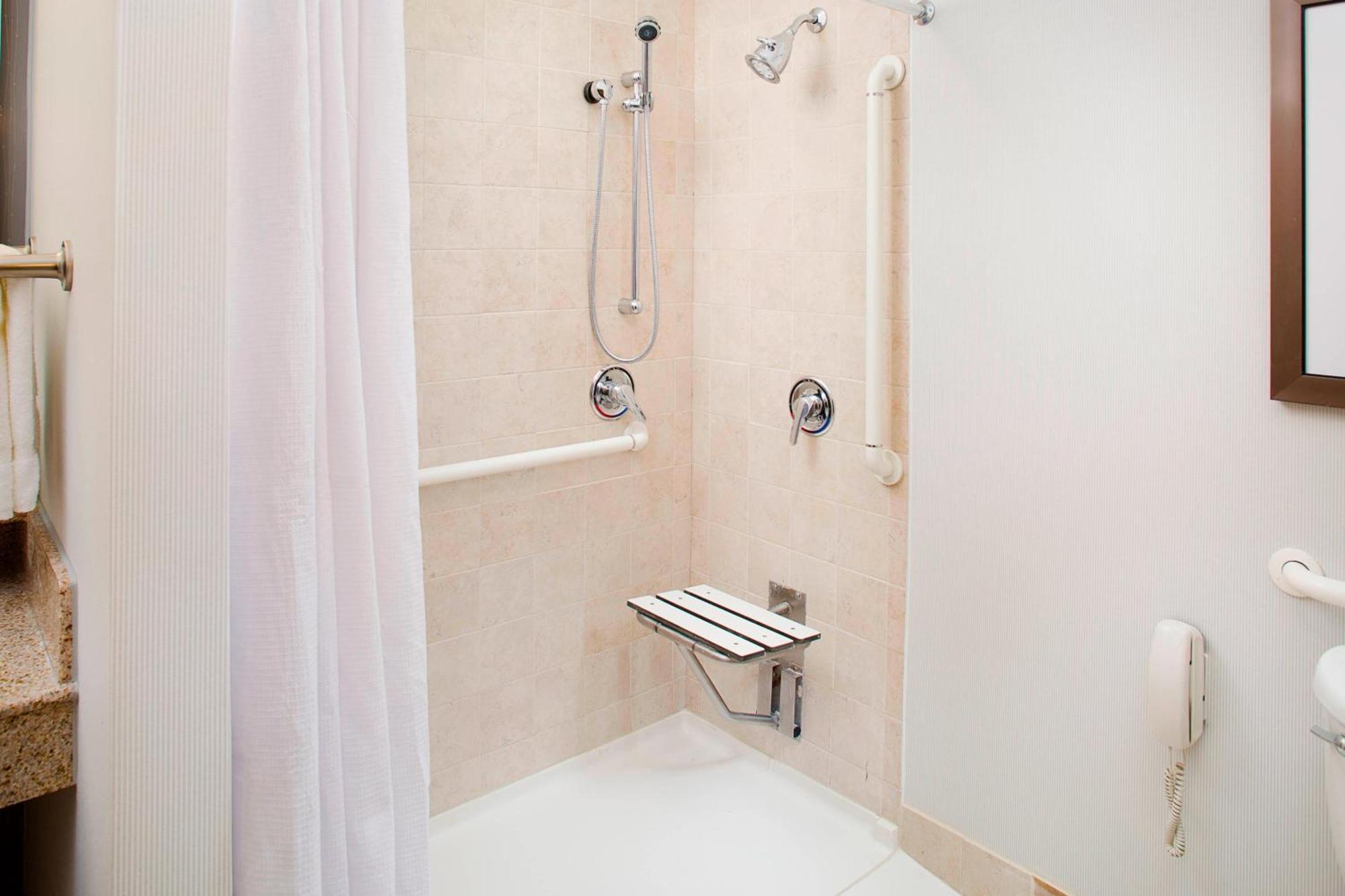Courtyard By Marriott Roanoke Airport Hotel Bagian luar foto