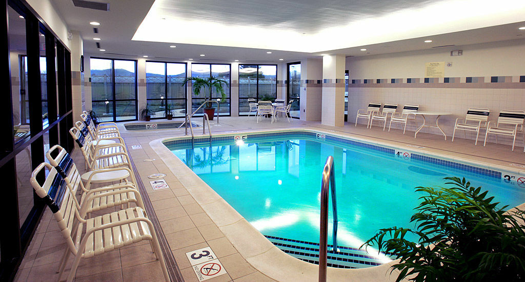 Courtyard By Marriott Roanoke Airport Hotel Bagian luar foto