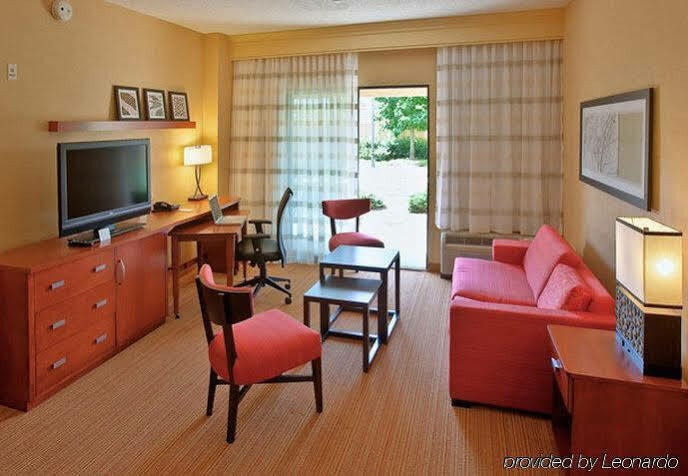Courtyard By Marriott Roanoke Airport Hotel Bagian luar foto
