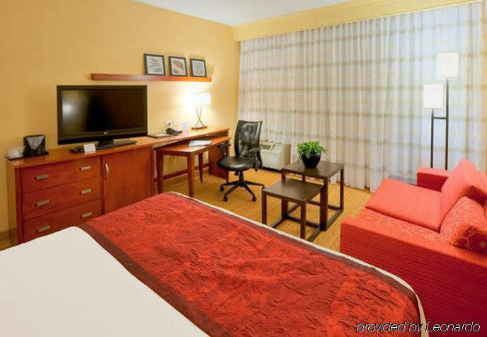 Courtyard By Marriott Roanoke Airport Hotel Bagian luar foto